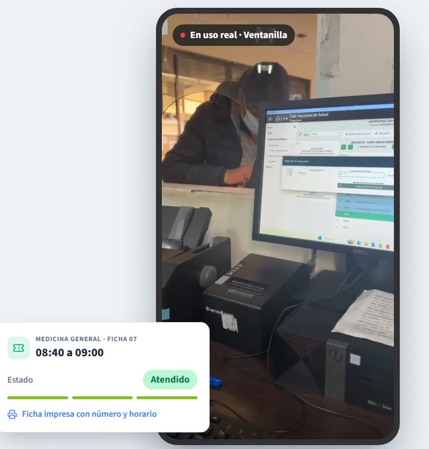 Personal de ventanilla emitiendo una ficha de Medicina General de 08:40 a 09:00